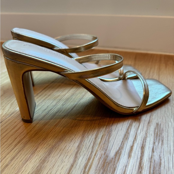 Gold heels size 8 - Picture 4 of 4